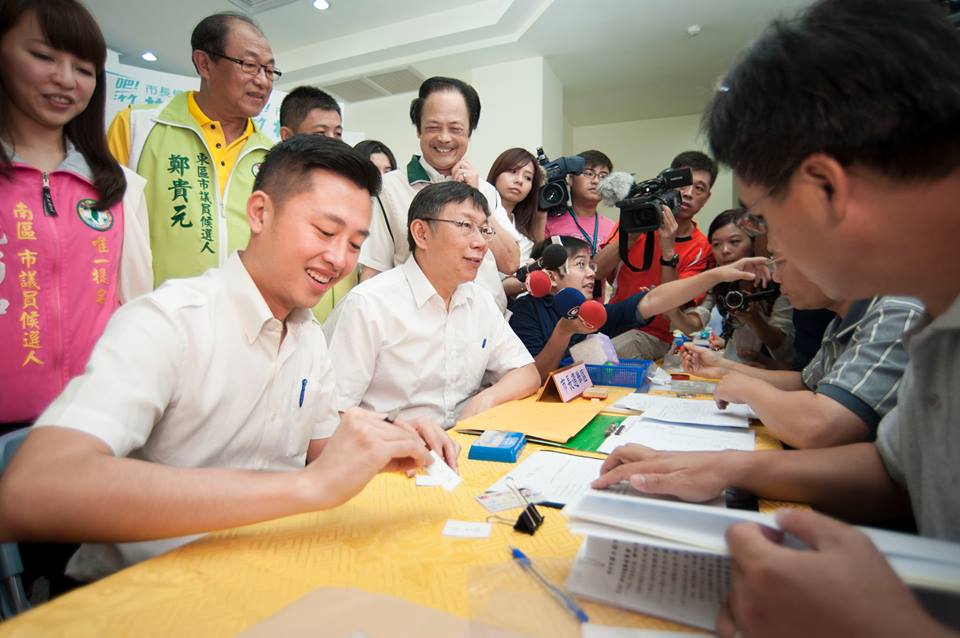 台北市長參選人柯文哲1日陪著民進黨新竹市長提名人林智堅到新竹市選委會登記。圖之2：林智堅競選總部/提供