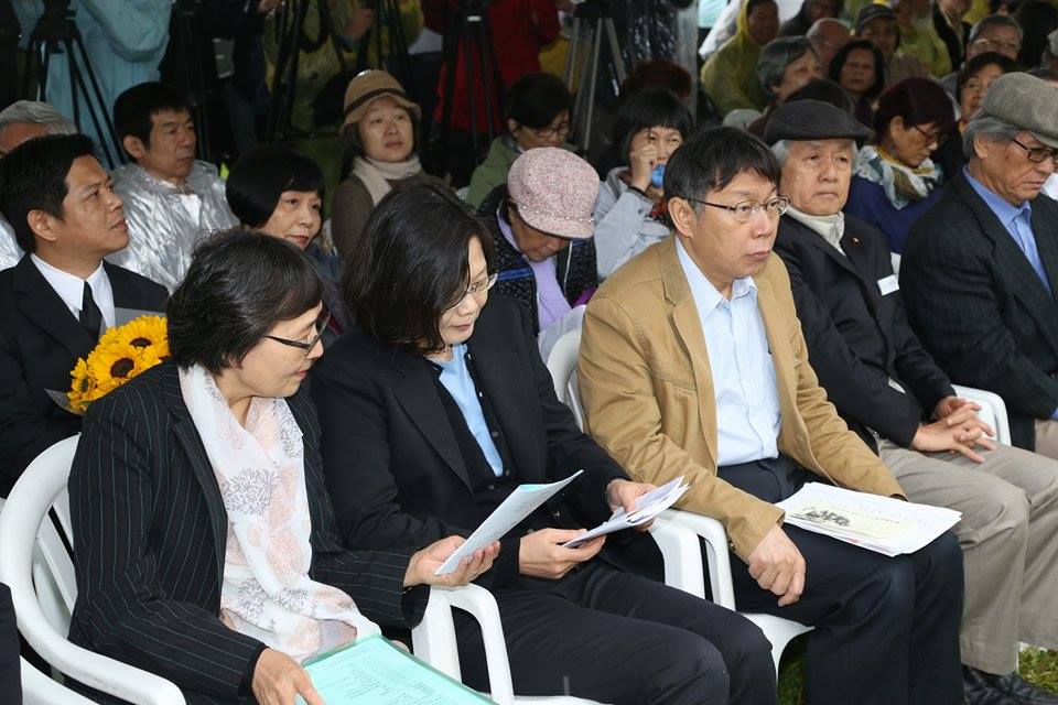 台北市長柯文哲今(7)日下午出席鄭南榕殉道26週年紀念會，並坐在民進黨主席蔡英文的旁邊，兩人僅有短短幾次的談話與互動，並未多談。圖：林雨佑/攝