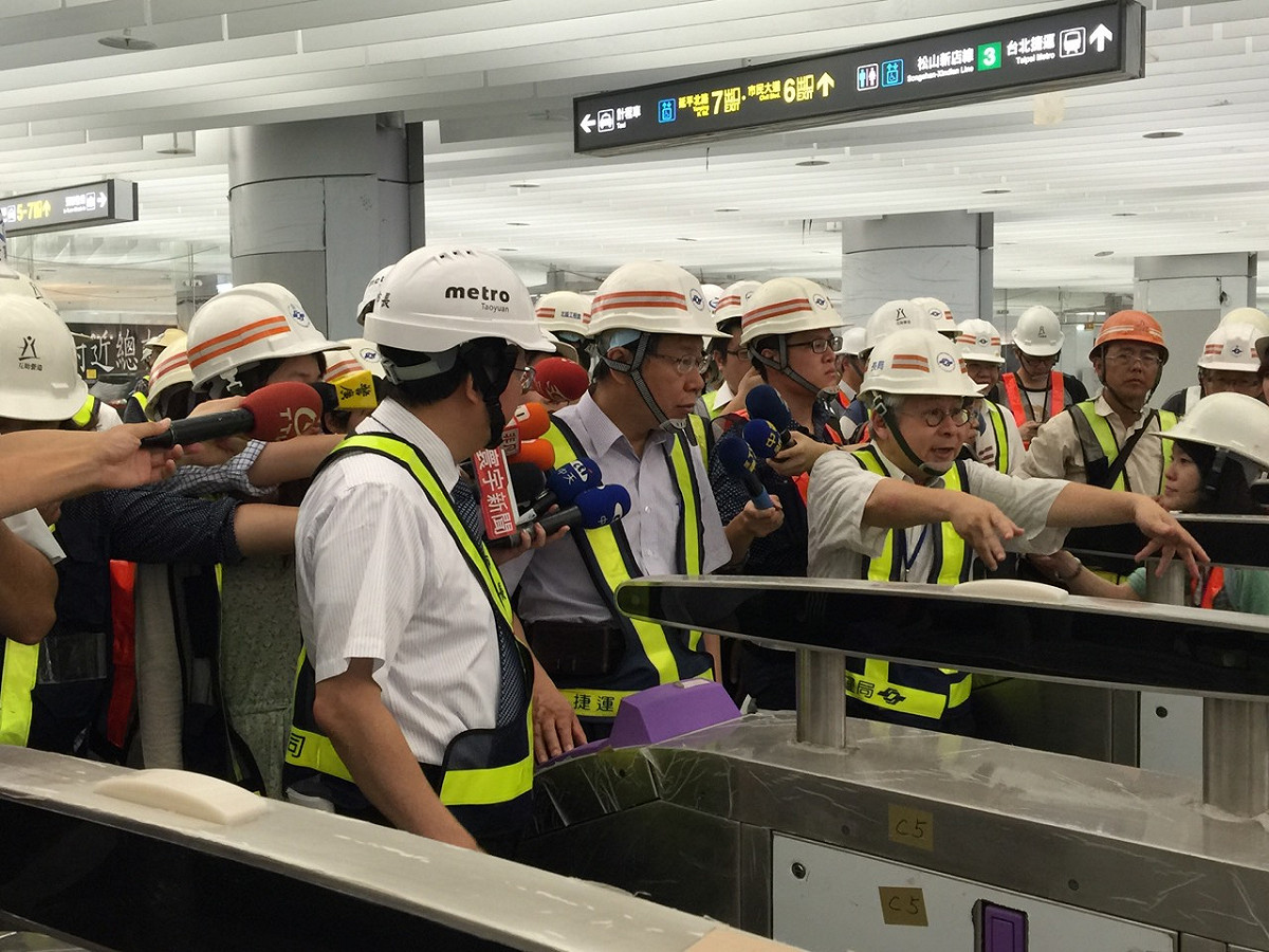 台北市長柯文哲和桃園市長鄭文燦2日上午一起到機場捷運線A1站視察，並由台北市捷運局簡報，介紹站內相關建築裝修特色、旅客進站臨停接送與預辦登機、行李托運等服務。圖：劉奕霆/攝