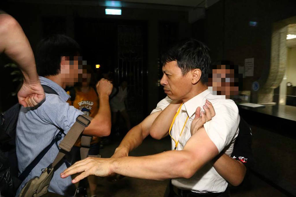 針對反課綱學生日前衝進教育部一事，獨立記者林雨佑近日放上影片和多張照片還原當晚現場，其中有一張照片可以看到學生架住教育部教官的行為。台北市長柯文哲28日上午受訪時表示，「搞不好2個人是在跳舞也不一定」。圖：獨立記者林雨佑提供，經後製馬賽克處理。