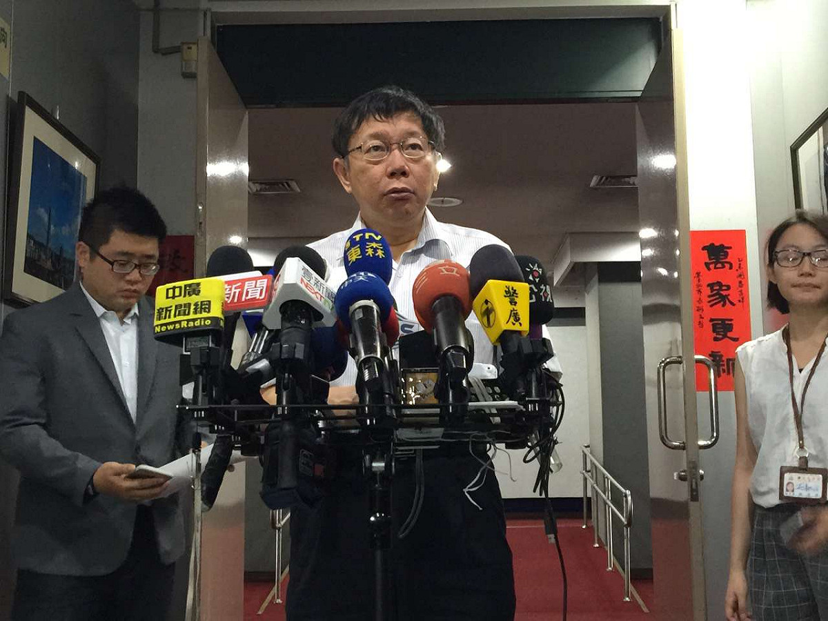 台北市長柯文哲24日上午出席里長座談會前受訪。圖：劉奕霆/攝