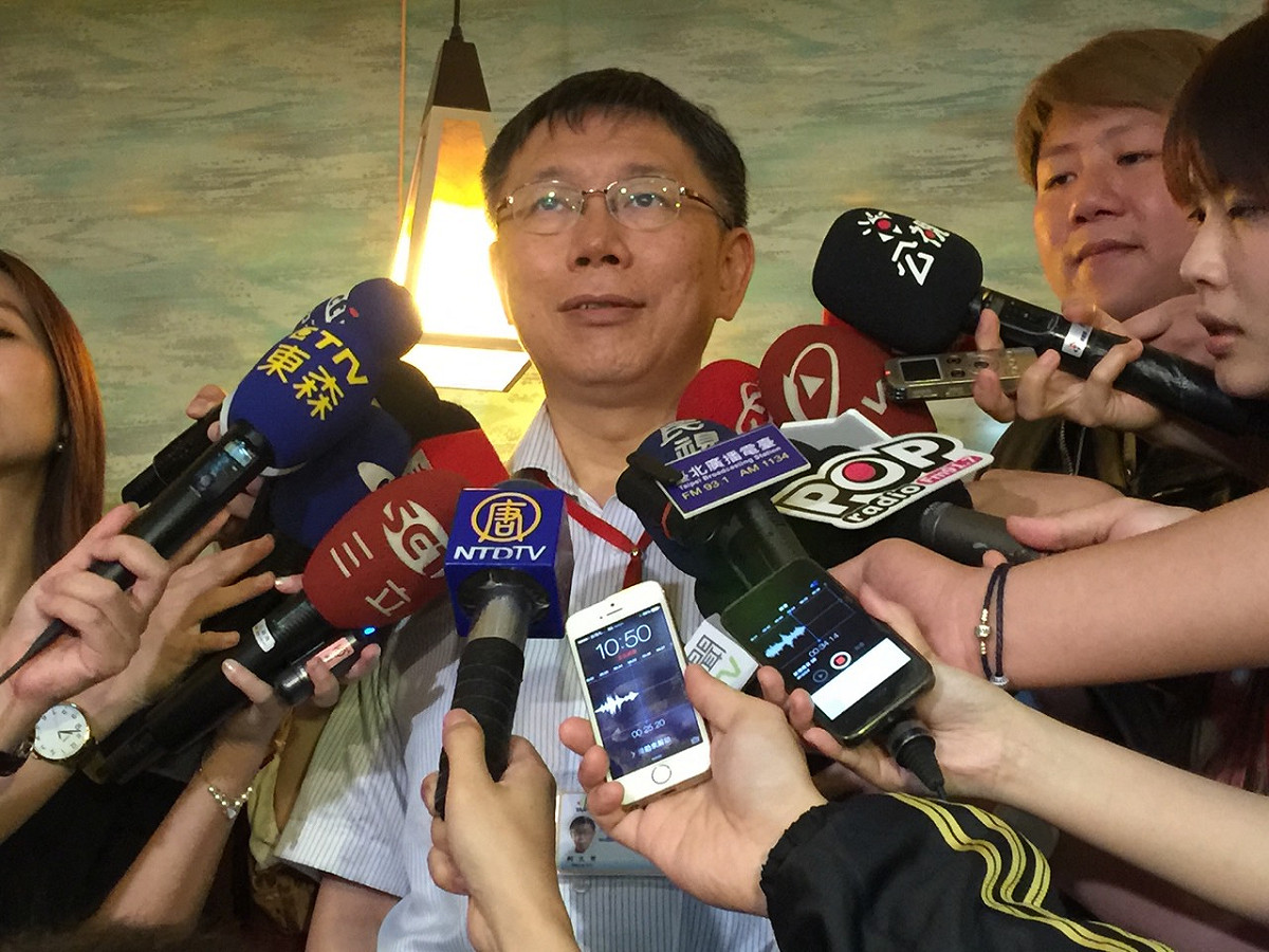 針對松菸文創園區BOT案，台北市長柯文哲8日表示，會在近日找時間和富邦董座蔡明忠聊聊。柯文哲說，他相信好人加好人，可以讓整件事情變成好事。圖：劉奕霆/攝