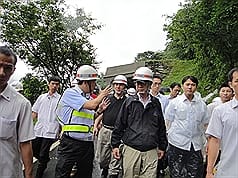 行政院長陳冲今天南下勘察豪雨災情時，要求國軍等救難單位全力救災，同時一切以民眾的安全為優先考量。圖片來源：中央社。