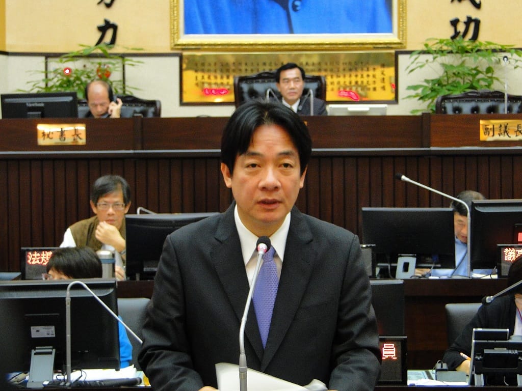 台南登革熱疫情延燒，市長賴清德28日赴議會進行施政報告，以「掃除黑金已經看見曙光」作為步入議會的下台階。圖：新頭殼資料照片