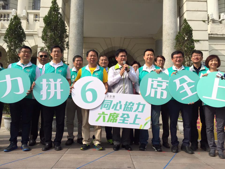 台中市長林佳龍24日陪同6名民主進步黨提名的立委參選人完成登記。圖：翻攝自張廖萬堅臉書粉絲專頁