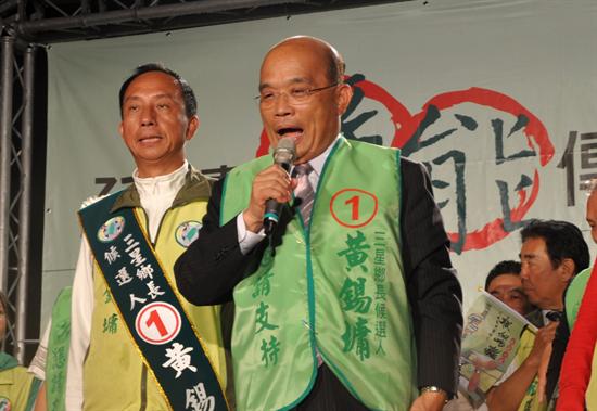 宜蘭縣三星鄉長補選今天投票，四點投票結束後，下午5點左右，民進黨推出的候選人黃錫鏞(左)在跨過當選門檻之後，自行宣布當選。圖片來源:中央社