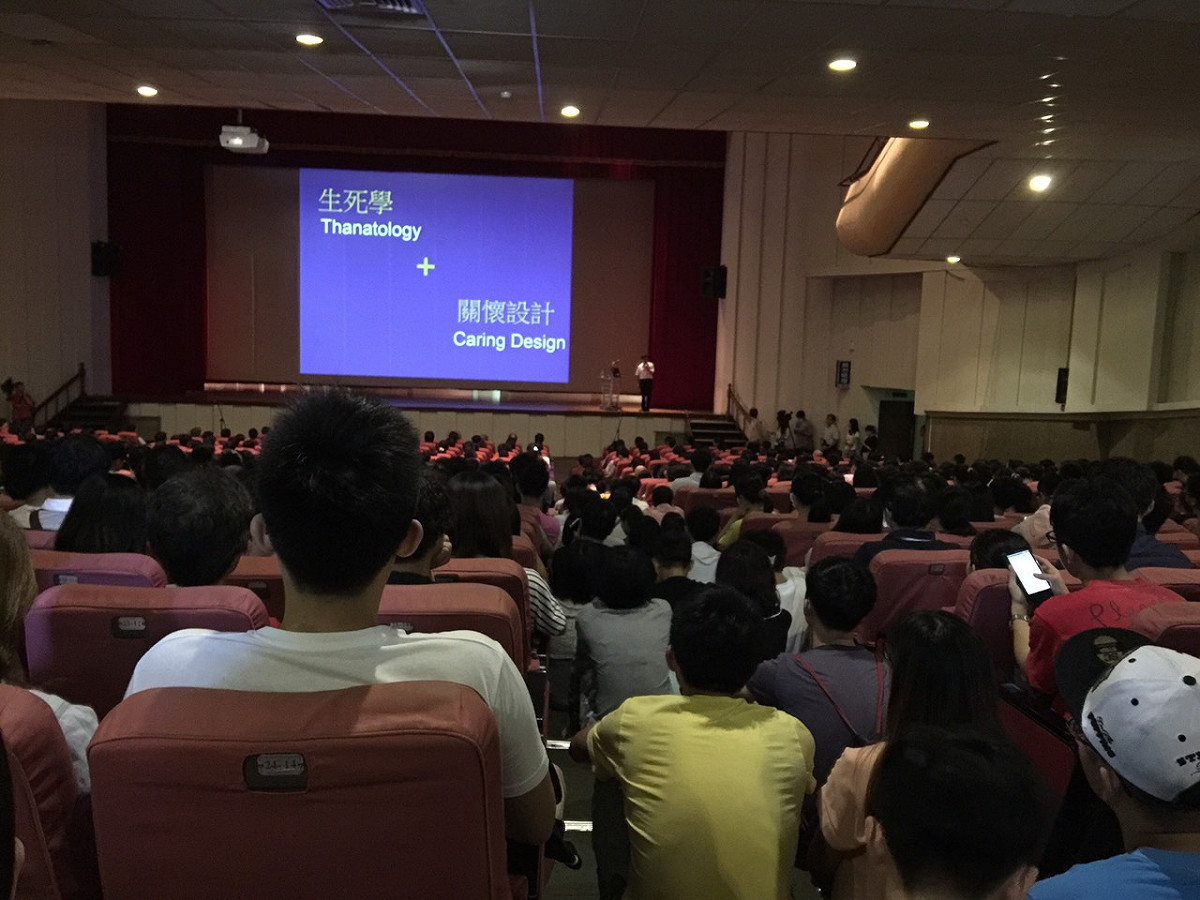 台北市長柯文哲14日下午前往交通大學演講，不過由於學生人數太多，將整個演講廳擠得滿滿都是人，不少學生席地而坐，坐在樓梯上聽講。圖：劉奕霆/攝