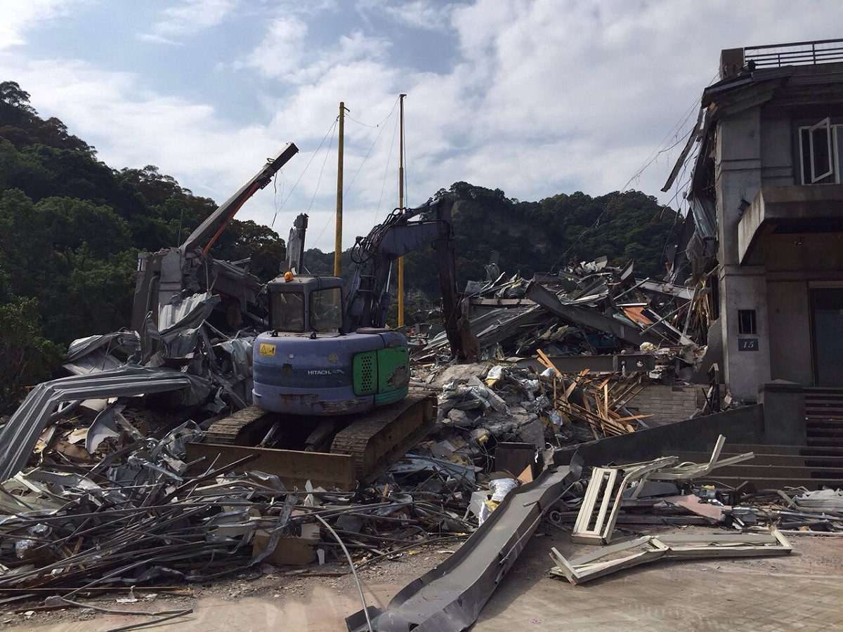 針對違建多次、越拆越大間，而讓台北市長柯文哲動怒的貴子坑俱樂部，台北市建管處27日表示，貴子坑俱樂部原查報13處違建，業者已連日趕工拆除，現場已成廢墟。圖：台北市建管處提供