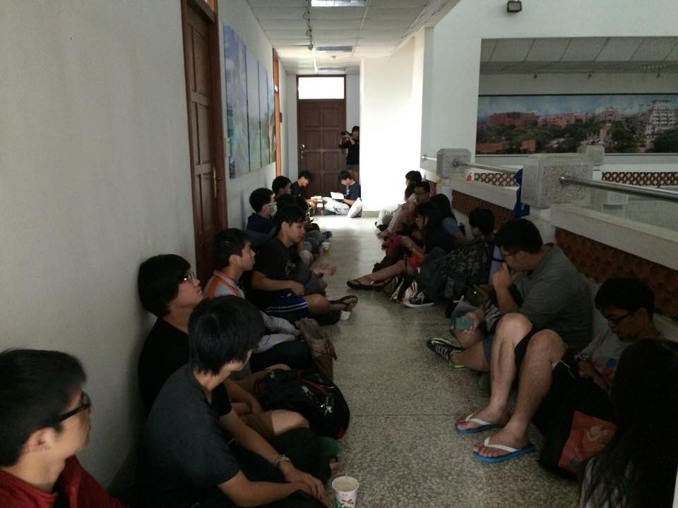 25日上午約有30多名中正大學學生於校長室外靜坐，要求吳志揚校長出面承諾訴求，包括：召開臨時行政會議，討論行事曆提前乙案，以及讓學生進入行政會議，列席說明學生的狀況。圖：「牧夫們」社臉書