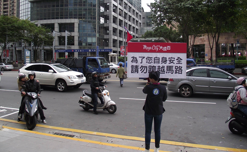 圖說，部分民眾為圖一時的便利，任意跨越馬路的情形屢見不鮮。（記者陳冠廷攝）