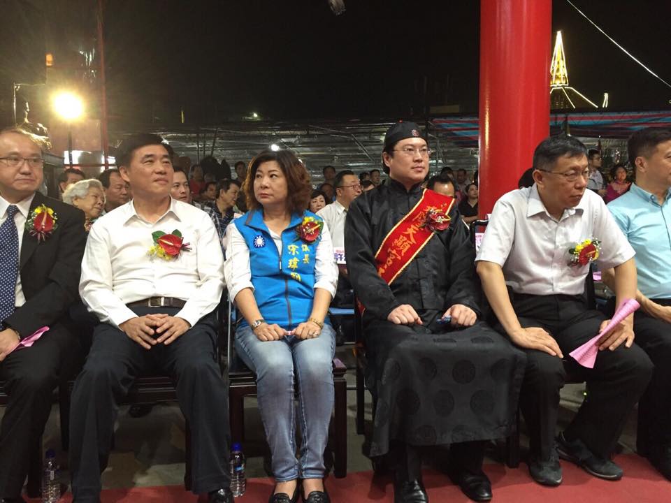 台北市長柯文哲8日在親民黨副秘書長劉文雄的陪同下，晚上一同前往和平島天顯宮參加五顯大帝聖誕大典；同樣要參選基隆市立委的前台北市長郝龍斌早已在現場，郝、柯不期而遇。圖：劉奕霆/攝