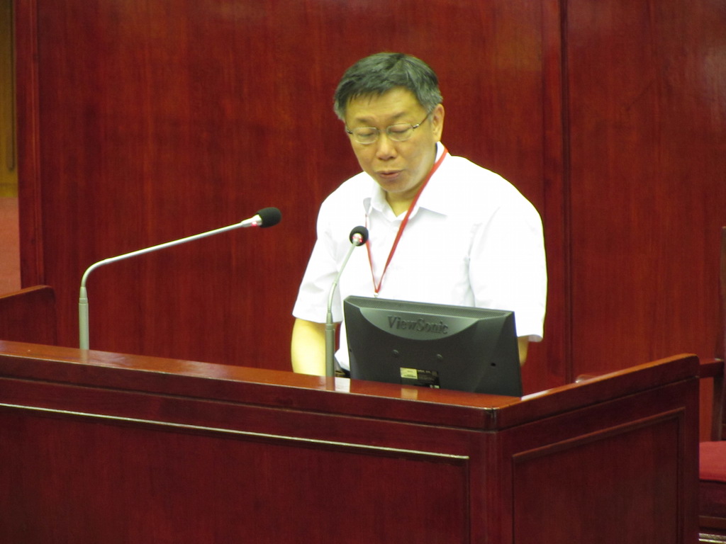 台北市議會18日邀請市長柯文哲進行專案報告，對於民進黨議員童仲彥追問「鈣含量90%的豆漿」喝了會怎樣，柯文哲尷尬不願回應。圖：邱珮文/攝