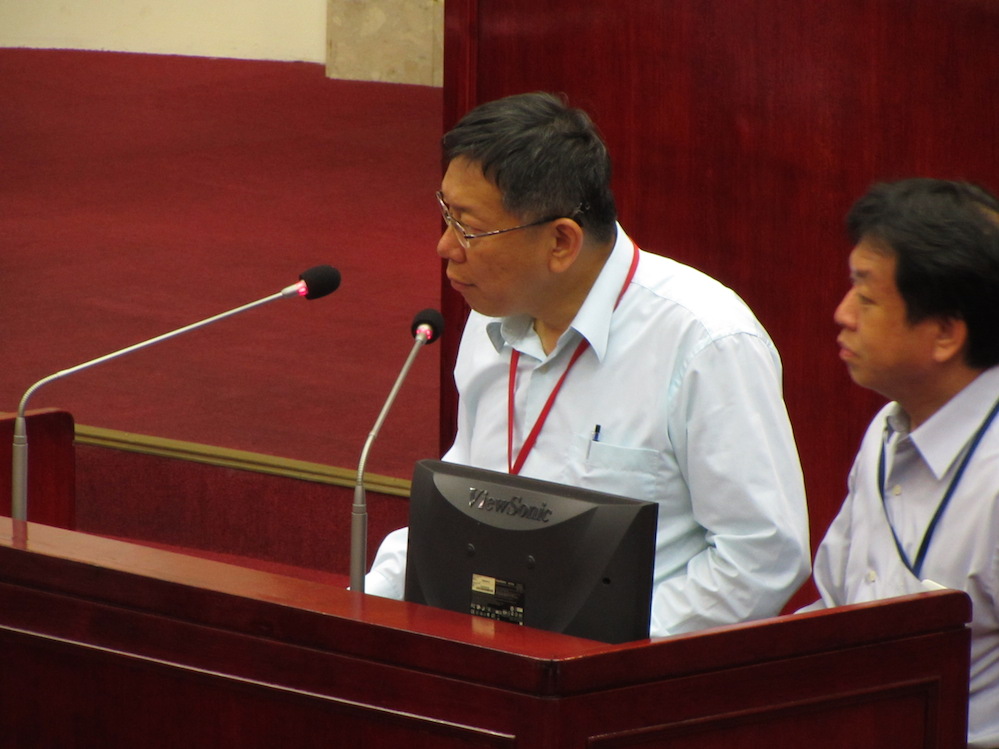 台北市長柯文哲13日在國民黨議員闕梅莎的要求下簽署反對廢除刑法227條承諾書。他表示，「未滿16歲應該還是不可以（性行為）吧！」圖：邱珮文/攝