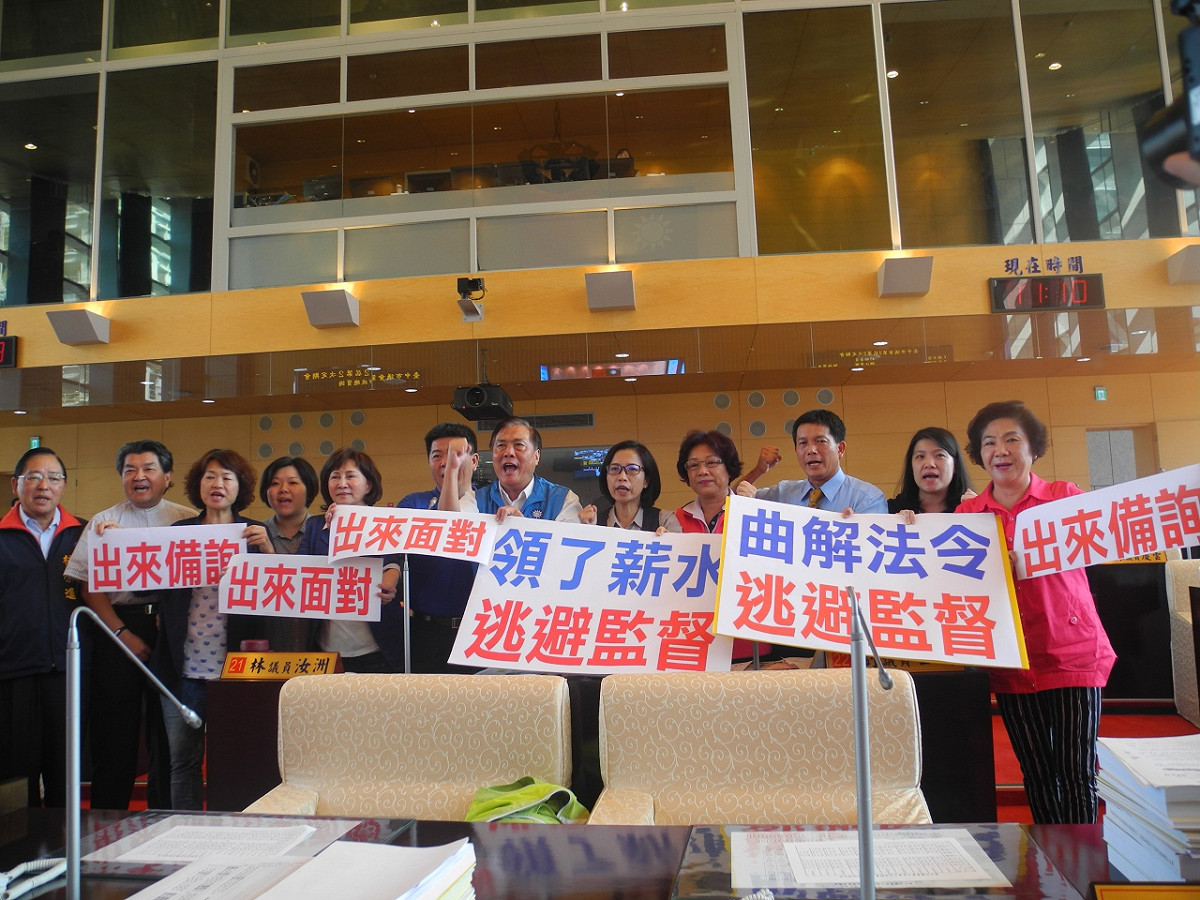 台中市府有給職顧問方昇茂17日未列席議會備詢，引發大批藍營議員齊舉大字報抗議。圖：楊波/攝