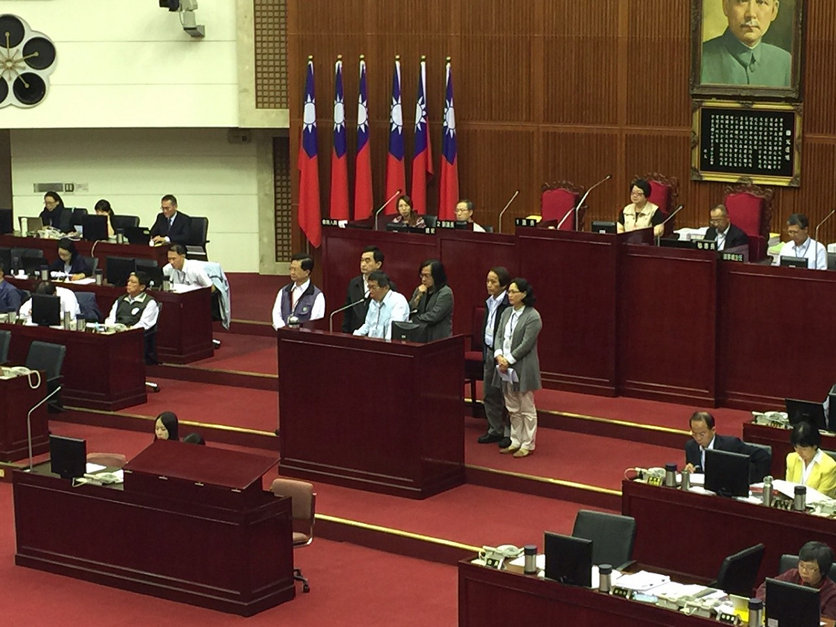 國民黨籍市議員應曉薇2日下午在市議會質詢時，問台北市長柯文哲是否知道市府員工感染登革熱？柯文哲說，衛生局長黃世傑有向他報告此事。圖：劉奕霆/攝