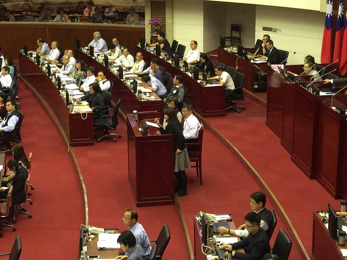 台北市長柯文哲5日在市議會備詢時坐下面對議員，他6日解釋，椅子擺在那就是要拿來坐的。圖：新頭殼資料照片