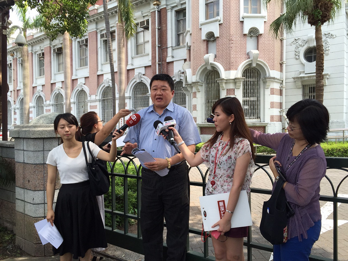 新北市議員何博文11日到監察院陳情，要求調查土城抽水站當機始末。圖：林朝億/攝