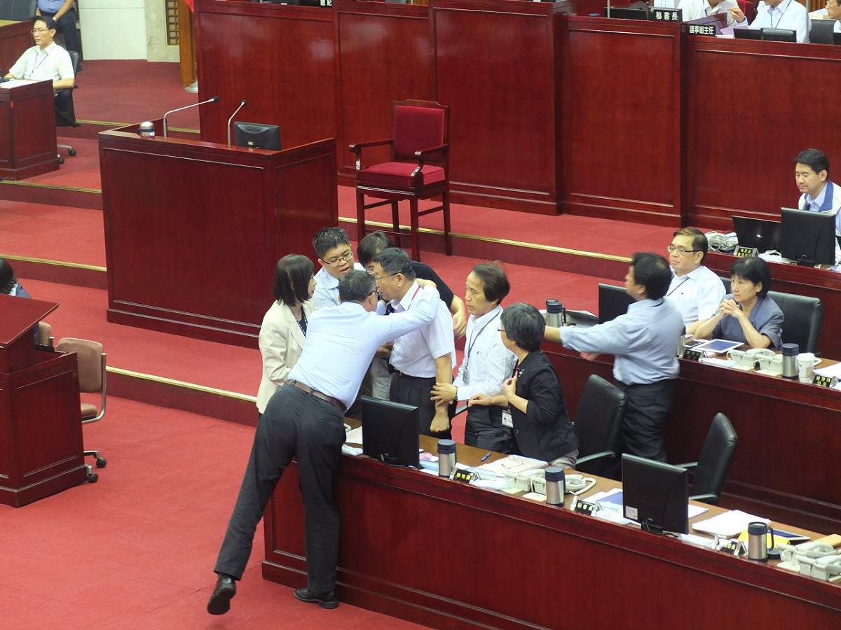 台北市長柯文哲16日下午前往台北市議會進行施政報告，不過，在質詢之前，藍營議員針對北市府中午公布的波卡公關名單明顯不滿，群起而攻，批評柯文哲，柯文哲聽到徐弘庭的諷刺，一度拍桌情緒憤怒。圖：翁嫆琄/攝