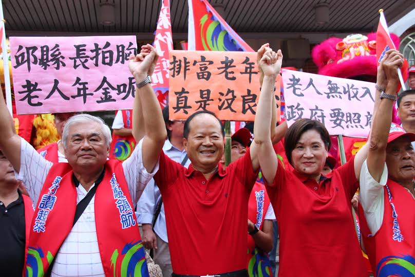 鄭永金今天在五百名友持者陪同下到選委會登記參選新竹縣長是聲勢浩大。圖：陳權欣/攝