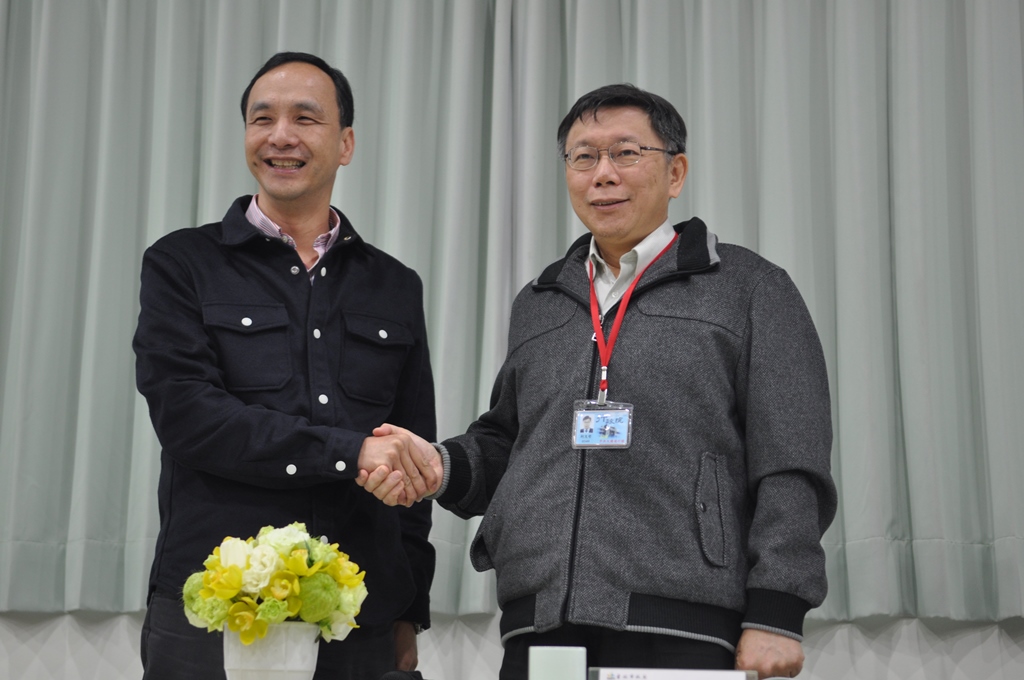台北市長柯文哲與新北市長朱立倫今(5)天下午在新北市平溪區河灣度假村舉行雙北論壇，討論議題觸及淡水河污水處理、世界大學運動會選手村轉型社會住宅營運方式等46項。圖：劉奕霆/攝