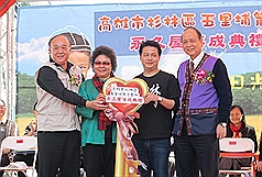 莫拉克颱風重創小林村，經重建日光小林村24日落成，莫拉克颱風災後重建會執行長林中森（右）與紅十字總會秘書長吳斯懷（左）等贈送鑰匙給居民，象徵入厝。圖片來源:中央社