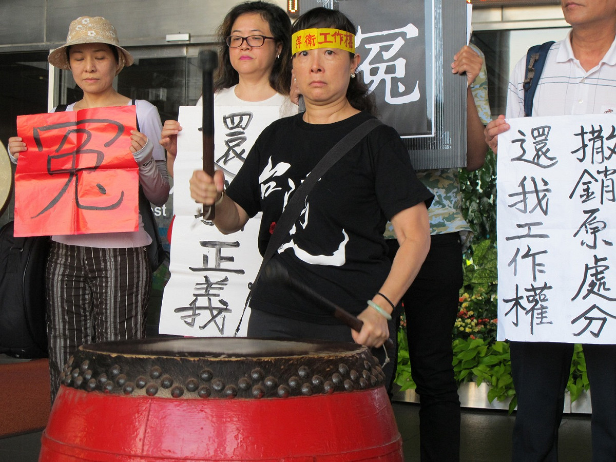前中山國中音樂教師蕭曉玲10日到台北市府前擊鼓鳴冤，要求恢復她的工作權。圖：林朝億/攝