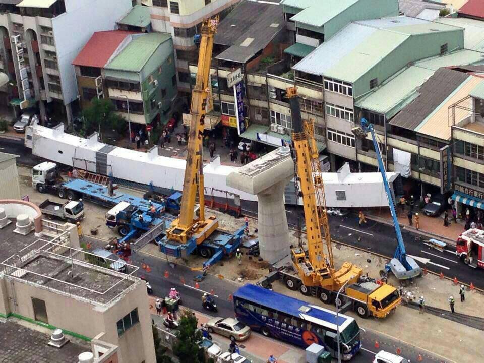 台中捷運施工發生鋼軌掉落意外，當場砸中一輛汽車，造成至少4人無生命跡象、4人受傷。圖：翻攝自網路