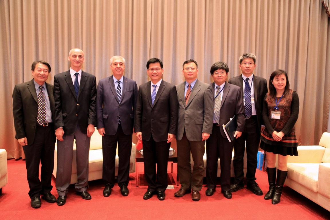 土耳其貿易辦事處代表艾瑞康拜會台中市長林佳龍，針對世博、花博進行意見交流，會中兩人相談甚歡。圖：台中市政府提供