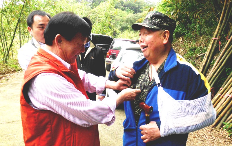 寶一自救會總幹事林清治每次看到新竹縣長邱鏡淳就說，我們寶一自救會挺你30年，你可不要騙我們。圖：陳權欣/攝