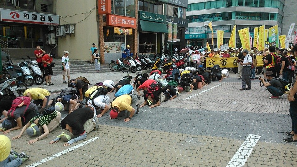許多桃園民眾用六步一跪方式，表達堅決反對航空城炒作計畫 。圖：徐世榮提供