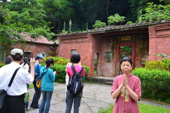 據中央研究院學者研究，普安堂目前是台北縣市以傳統三合院做為齋堂，碩果僅存的最後一間。圖右合掌者，為普安堂第六代住持易修師姑。圖:黃淑玲攝影