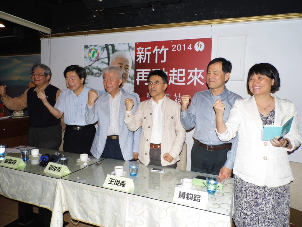 前新竹市長蔡仁堅（左3）今天在清交大教授楊儒賓、劉俊秀與王俊秀以及科技人黃鈞銘等人陪同下，宣佈正式投入新竹市長選戰。圖：陳權欣/攝