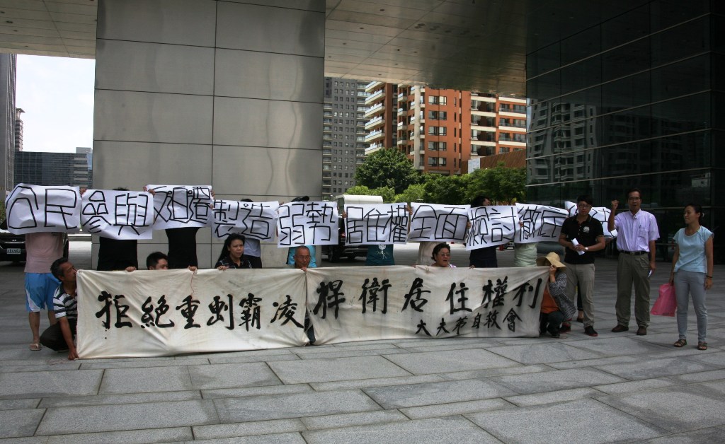 全台公民團體與重劃自救會聯合控訴重劃惡法，1日於台中市議會前召開記者會，要求台中市政府盡速修法。圖:翻攝台中城市田調團官網