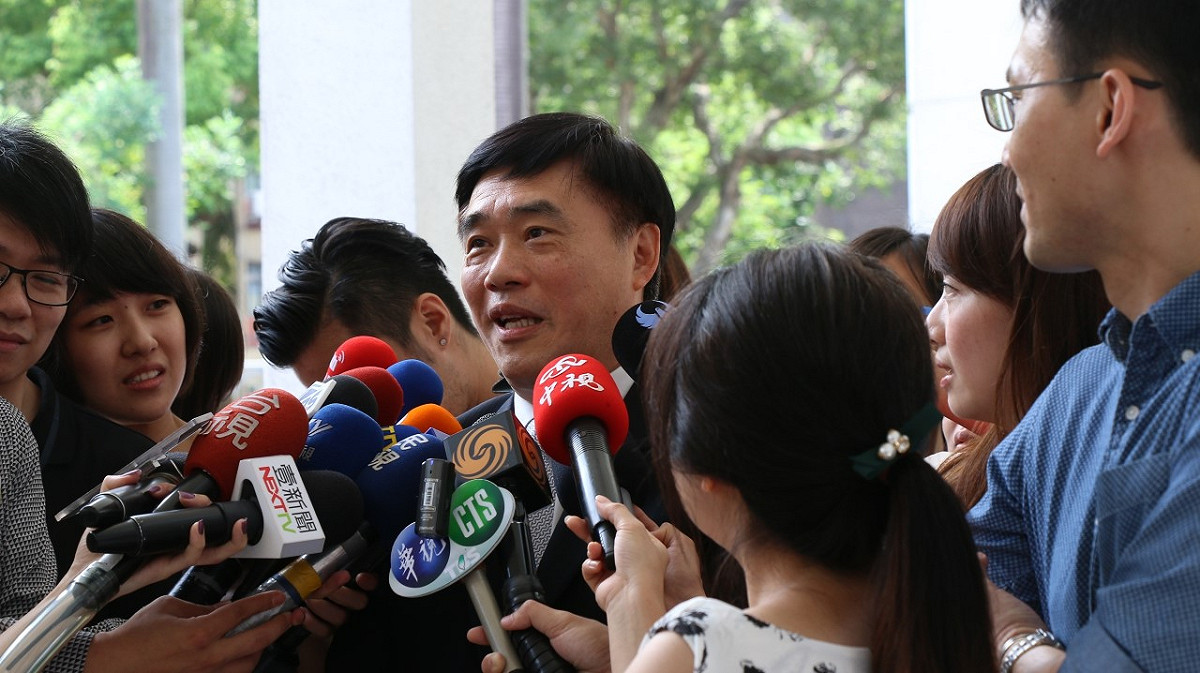 前台北市長郝龍斌28日受訪時，舉自己曾經減低大巨蛋18%的量體例子，嗆柯文哲「要做到這個程度再來質疑我。」圖：邱珮文/攝