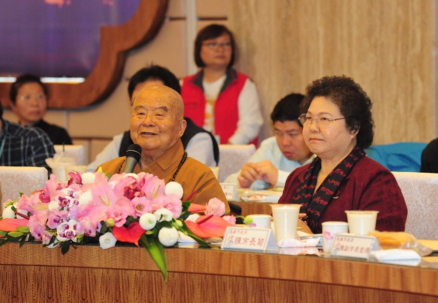 高雄市市政會議移師佛光山佛陀紀念館舉行，佛光山開山宗長星雲應邀列席。圖：高雄市政府提供