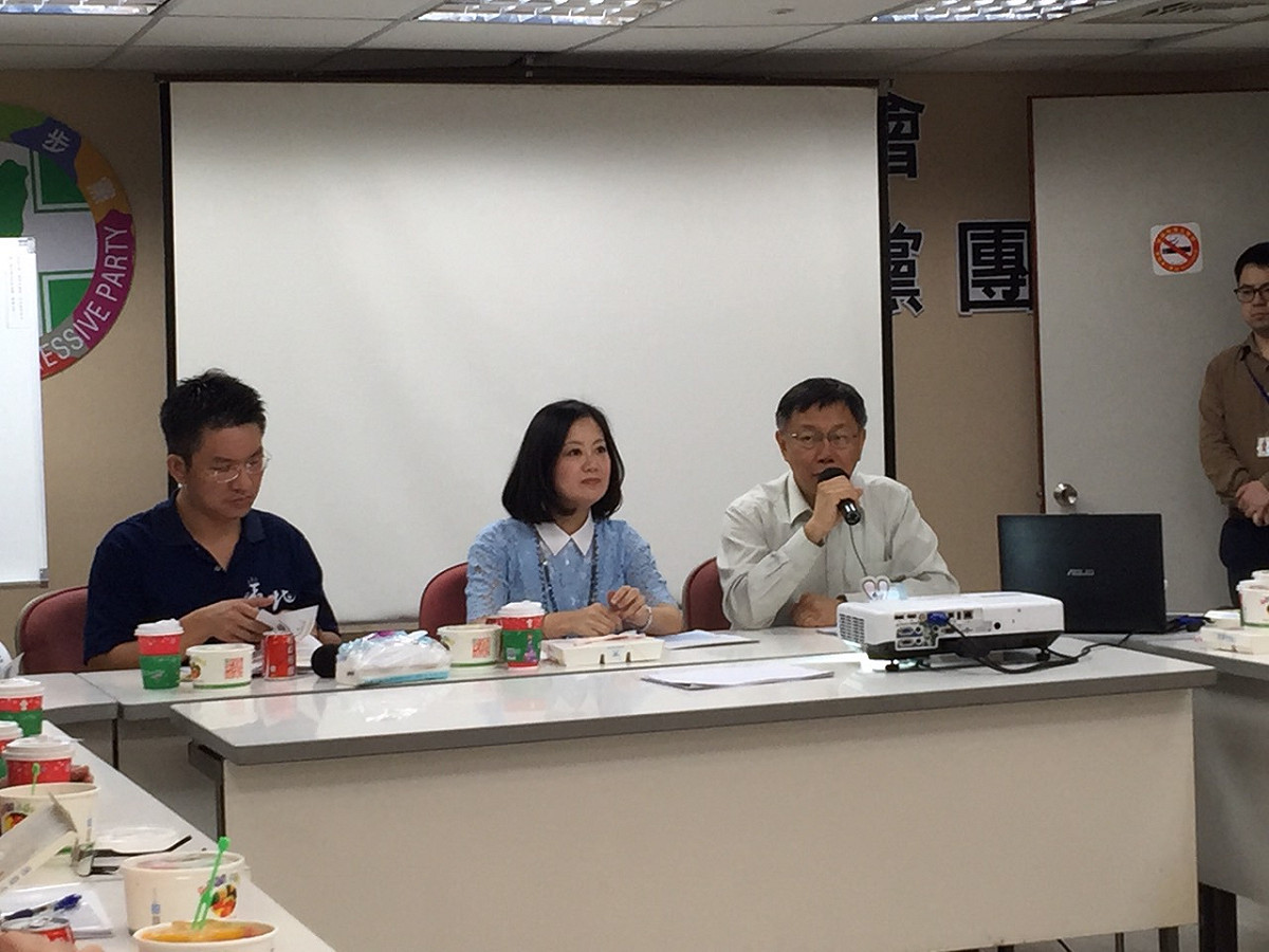 台北市長柯文哲18日下午前往台北市議會拜會民進黨團報告政策性預算。圖：劉奕霆/攝