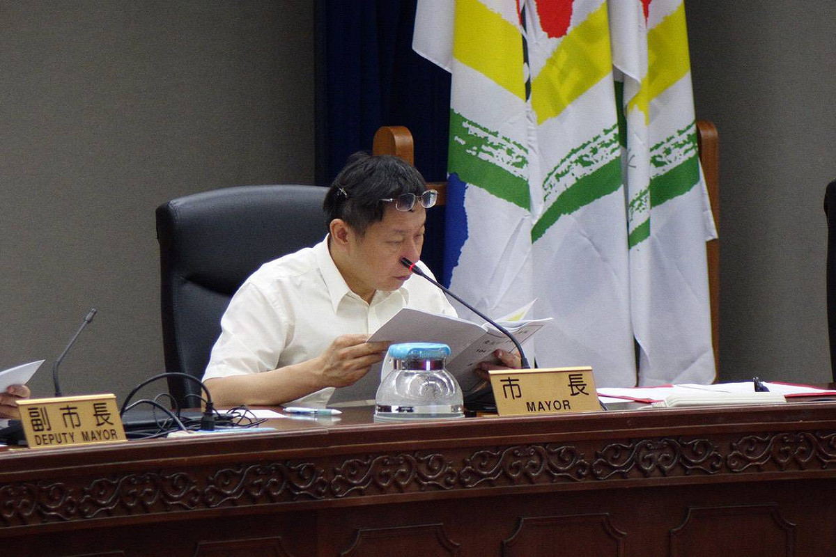 對於反課綱學生31日衝進教育部廣場內靜坐抗議，台北市長柯文哲31日上午受訪時表示，他要求教育部立刻出來跟學生對話。圖：劉奕霆/攝