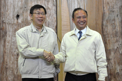 台北市長當選人柯文哲（左）7日前往宜蘭，拜會宜蘭縣長林聰賢（右）。會後兩人說，不放棄爭取北宜直線鐵路最短路線，至於環評問題由專業解決。圖：中央社