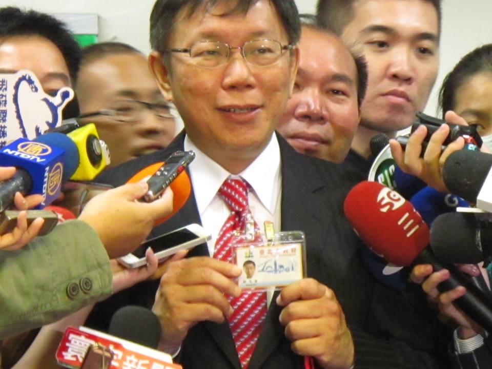 台北市議會正副議長選舉後，市長柯文哲前來致意，接受訪問時，也出示市府市長證件。圖：林朝億/攝