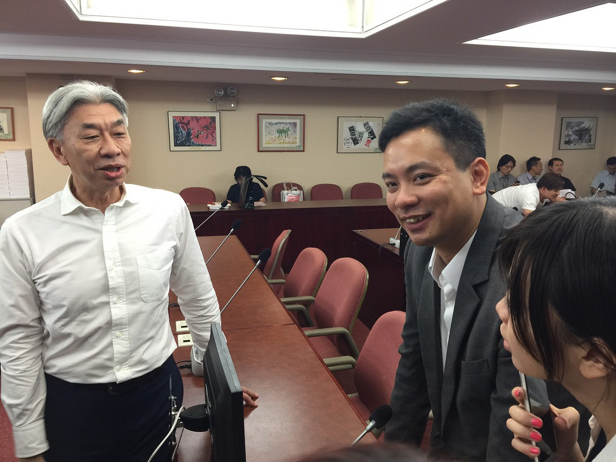 台北市長柯文哲10日下午前往台北市議會拜會民進黨議會黨團，悠遊卡公司董事長戴季全也一同出席。圖：劉奕霆/攝