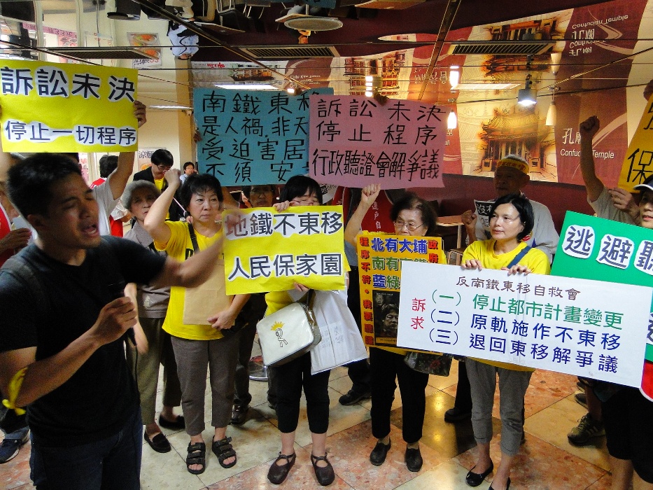 台南市都委會開會討論鐵路地下化相關都市計畫變更議題，反鐵路東移自救會在場外激烈抗爭。圖：黃博郎/攝