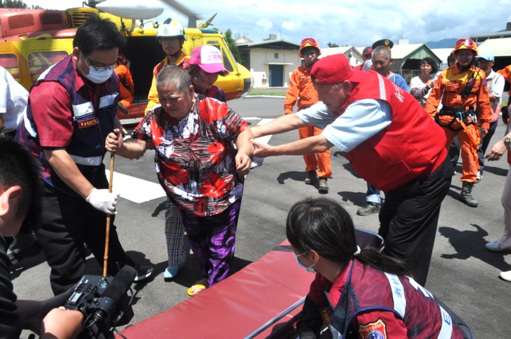 五峰鄉有1位老太太因為急著到醫院拆線治療，由空勤總隊直升機運出山區獲得妥適的照顧。圖片來源：新竹縣府新聞課提供