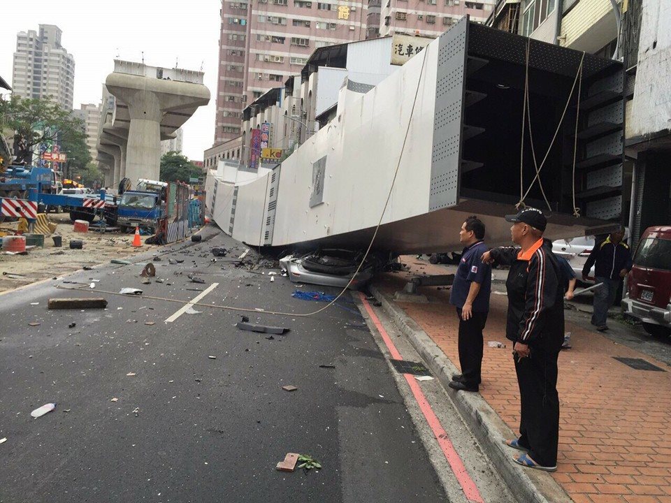 台中捷運施工10日傍晚發生鋼軌掉落意外，台中地檢署晚間出動2名檢察官赴現場調查。圖：台中林先生提供