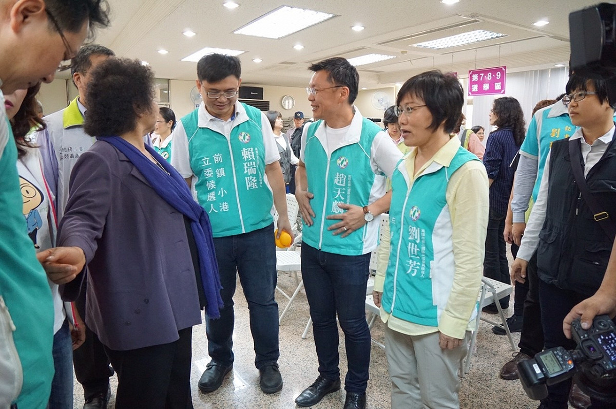 高雄市長陳菊24日帶領民進黨9位立委參選人辦理登記，力拚9席全上。圖：民進黨高雄市黨部提供