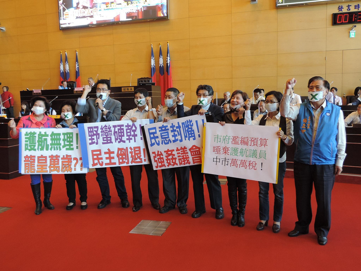 台中市議會11日召開教育文化新聞局預算聯席審議，火爆場面再度上演。圖：楊波/攝
