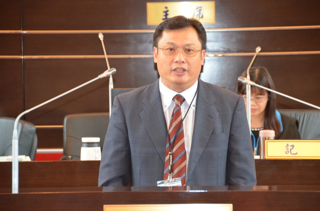 台中市政府副秘書長郭坤明因花博更名而投書媒體，批議員沒知識，8日在議會遭多位議員圍剿近2小時。圖：王大方/攝