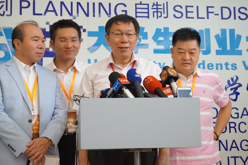 台北市長柯文哲18日上午出席2015台北上海城市論壇開幕式後，下午前往青年創業分論壇，並參觀青年創業中心，圖為柯文哲在青年創業中心參觀後受訪。圖：劉奕霆/攝