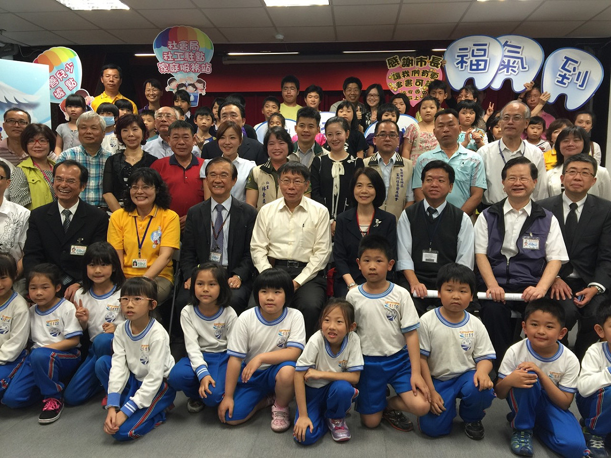 台北市長柯文哲今(2)日上午出席「希望的翅膀—社子孩童齊飛翔」校園牙齒塗氟服務、社子島社區服務方案暨贈書學童聯合記者會。圖：劉奕霆/攝