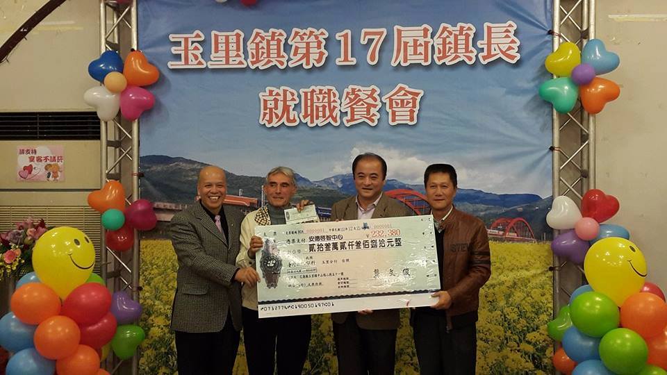 玉里鎮長龔文俊（右二）捐出選票補助款23萬餘元，由法籍神父劉一峰（左二）代表接受。圖：翻攝自玉里天主堂臉書