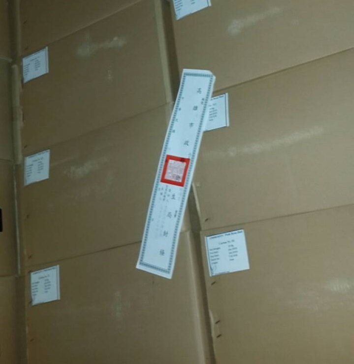 高雄市衛生局稽查原宜貿易有限公司進口的玫瑰花，並將2500公斤玫瑰花封存。圖：高雄市衛生局提供